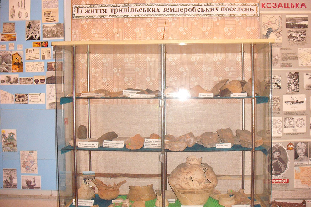 Вітрина із трипільськими предметами